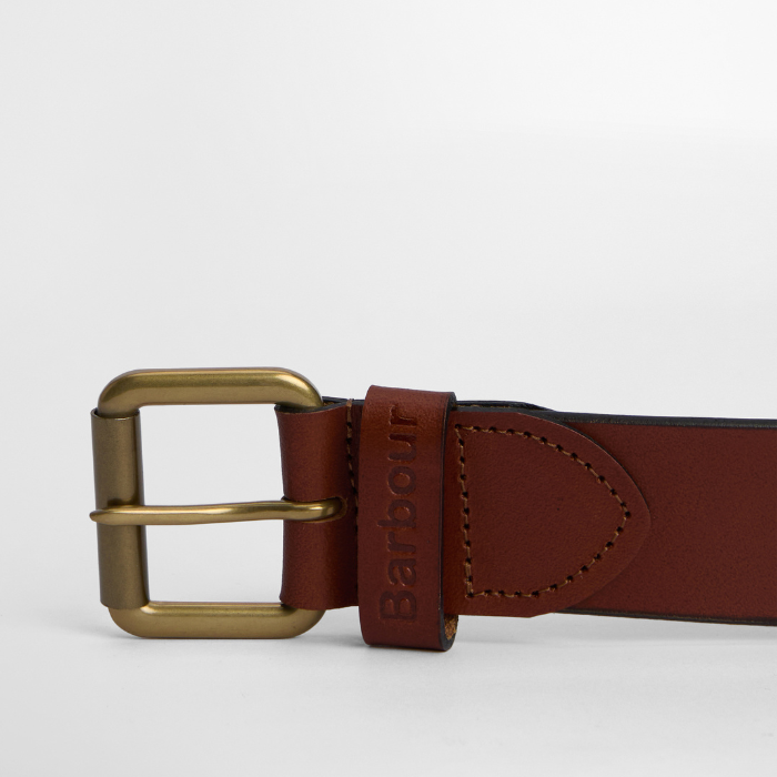 Buckle detail of the Barbour Mens Allanton Belt in natural tan